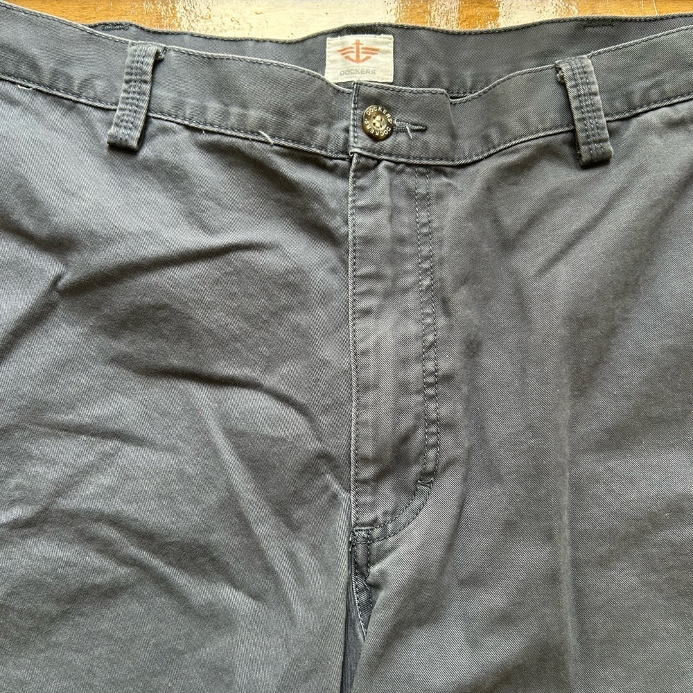 Dockers Blue Cargo Shorts with Classic Straight-Cut, Size 40 - Picture 2 of 7